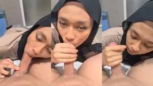 Hijab Nurma Sepong di Toilet Umum